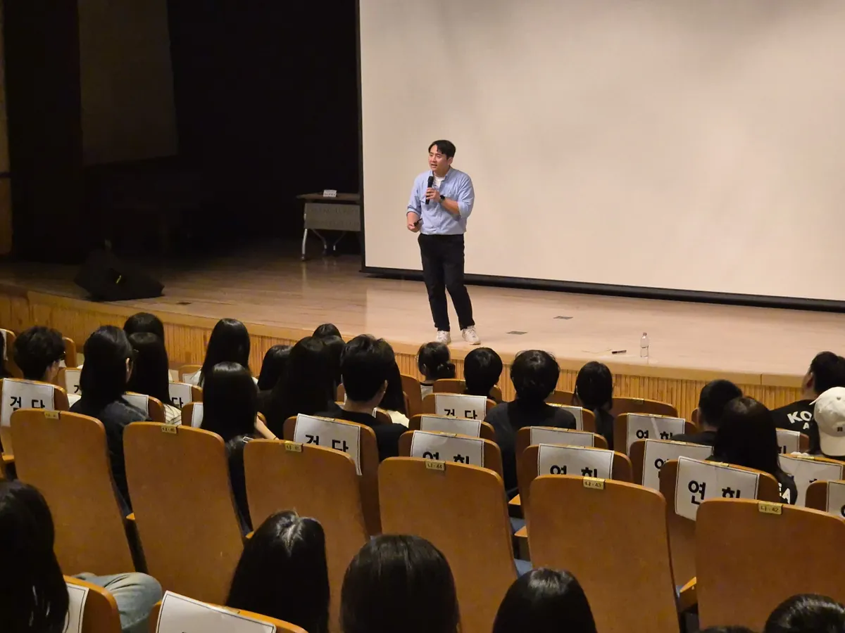강당 무대에서 학생들 앞에 선 강진우 대표