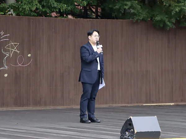 야외 무대에서 행사를 진행하는 강진우 대표