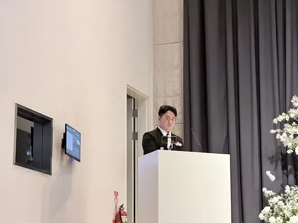 결혼식장 단상에서 사회를 보는 강진우 대표