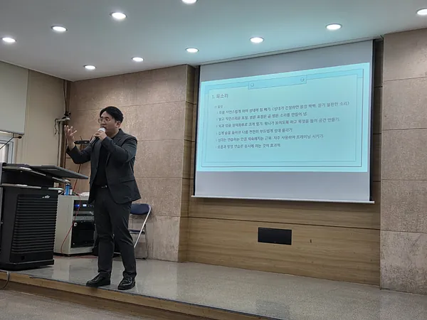 스피치 강의에서 발성을 설명하는 강진우 대표